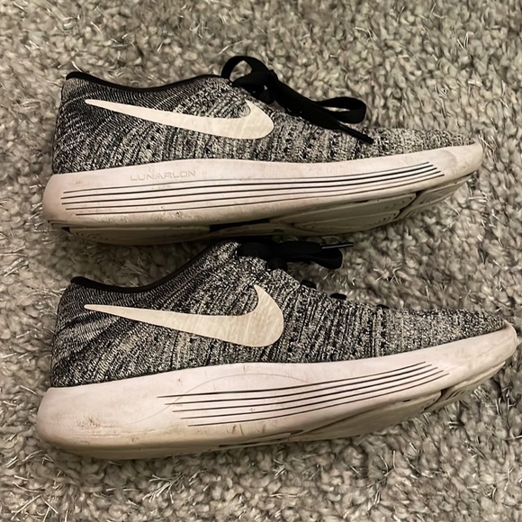 Black and white knit Nike sneakers - Picture 4 of 5